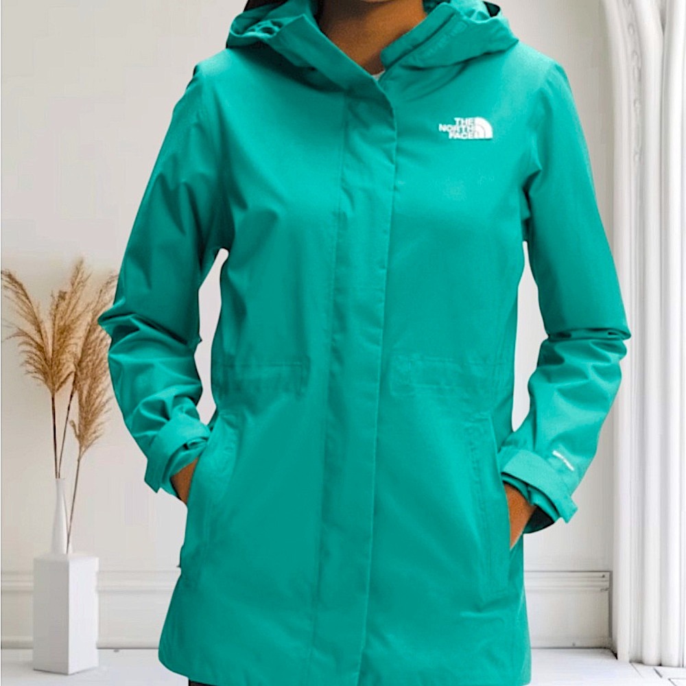 The North Face Green Ski Jacket for Ultimate Snow Adventures